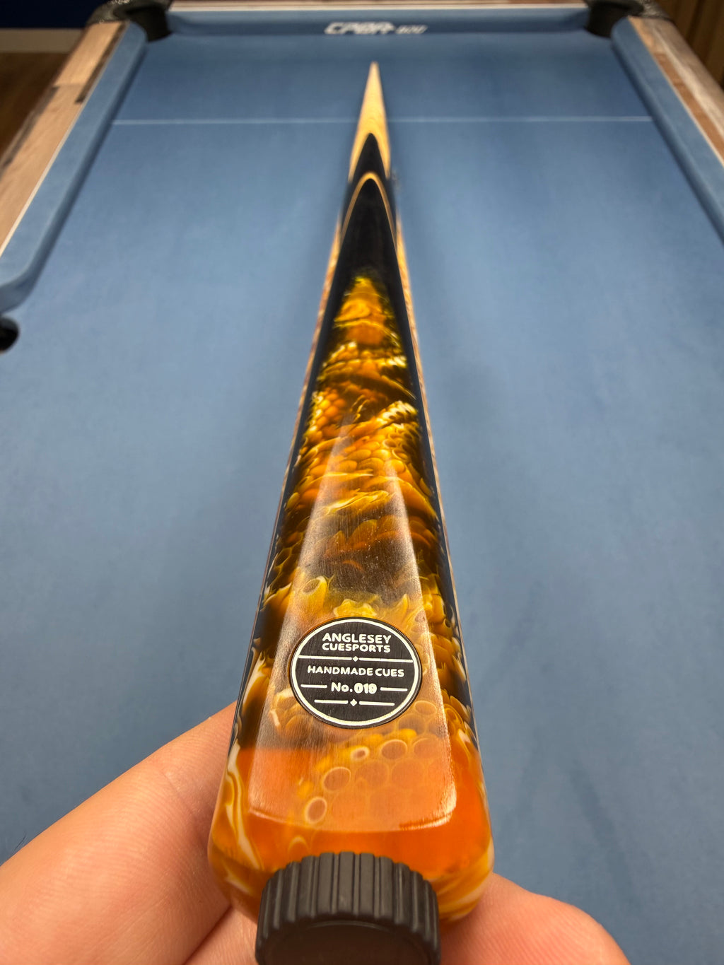 Anglesey Cuesports Amber Viper Cue No.019 - close-up of snakeskin resin and No.019 badge