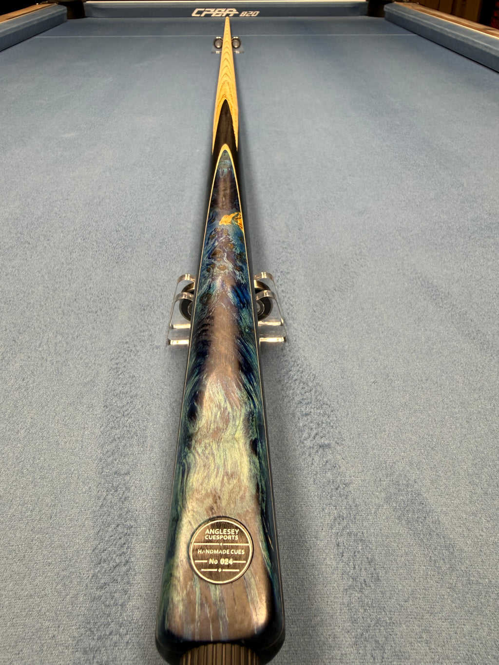 Anglesey Cuesports Blue Peacock Cue No.024 - tip and brass ferrule close-up on baize