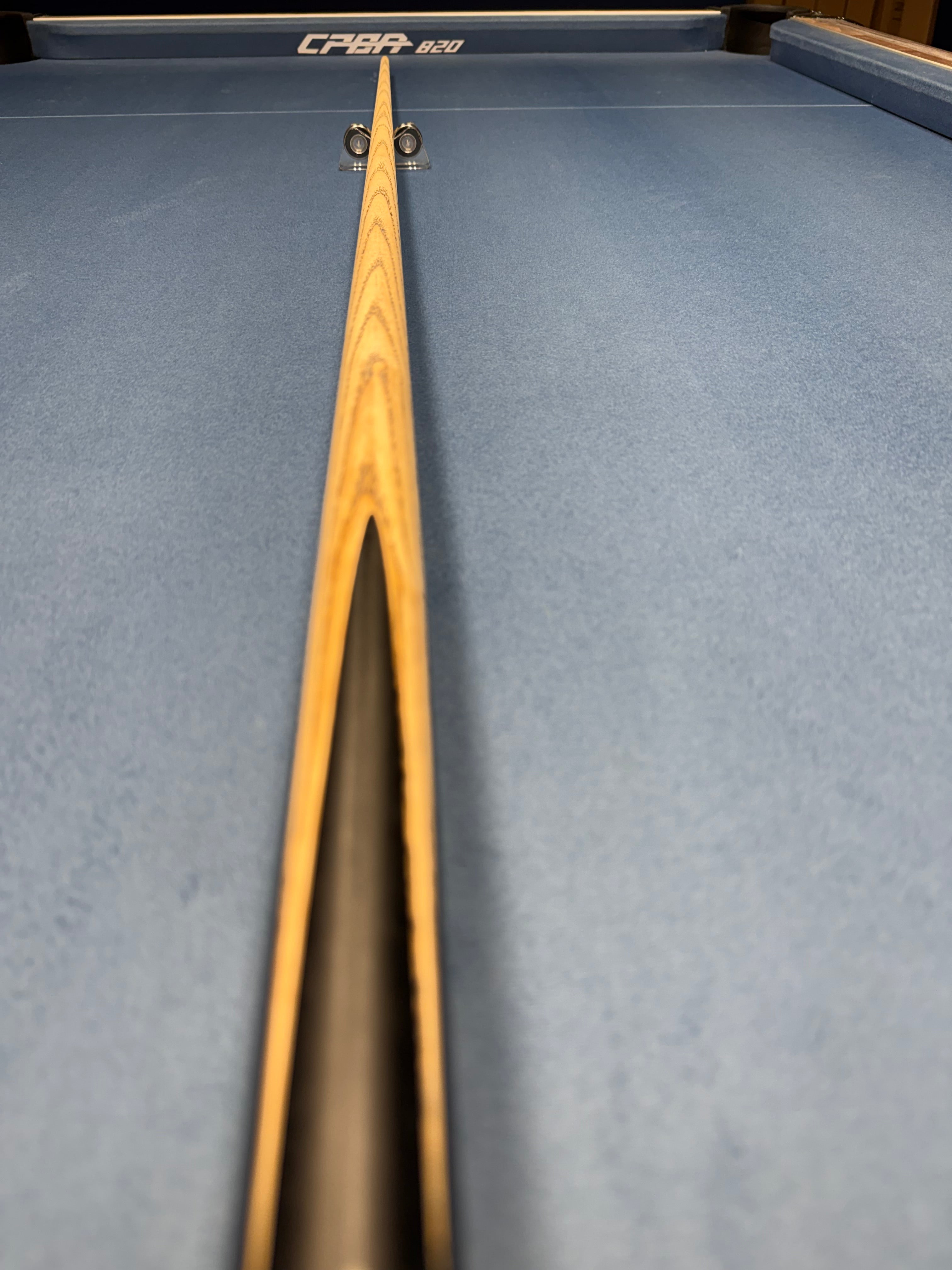 Anglesey Cuesports Blue Peacock Cue No.024 - full length butt end view on table