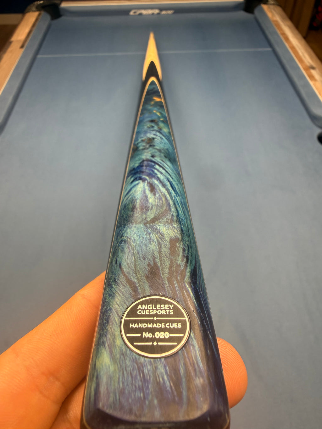 Anglesey Cuesports Blue Peacock Maple Cue No.020 - tip and titanium ferrule close-up on baize
