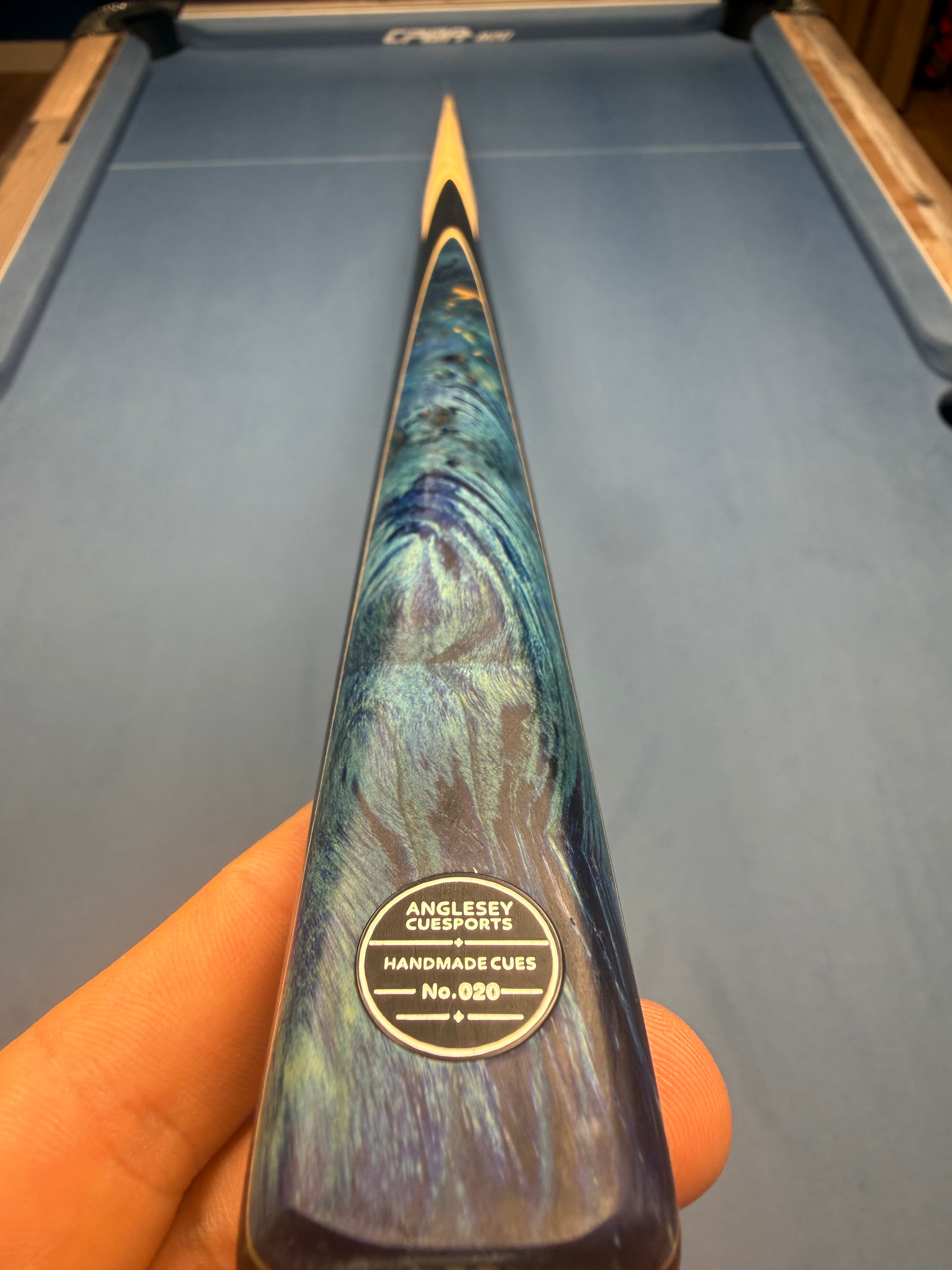 Anglesey Cuesports Blue Peacock Maple Cue No.020 - tip and titanium ferrule close-up on baize