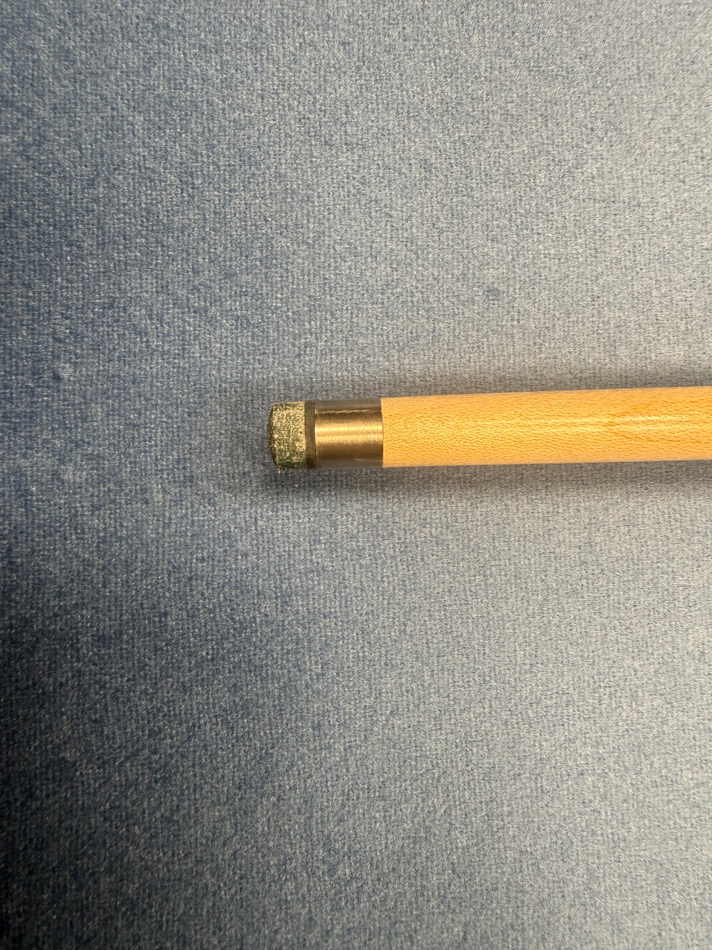 Anglesey Cuesports Blue Peacock Maple Cue No.020 - butt close-up showing No.020 badge and ocean resin