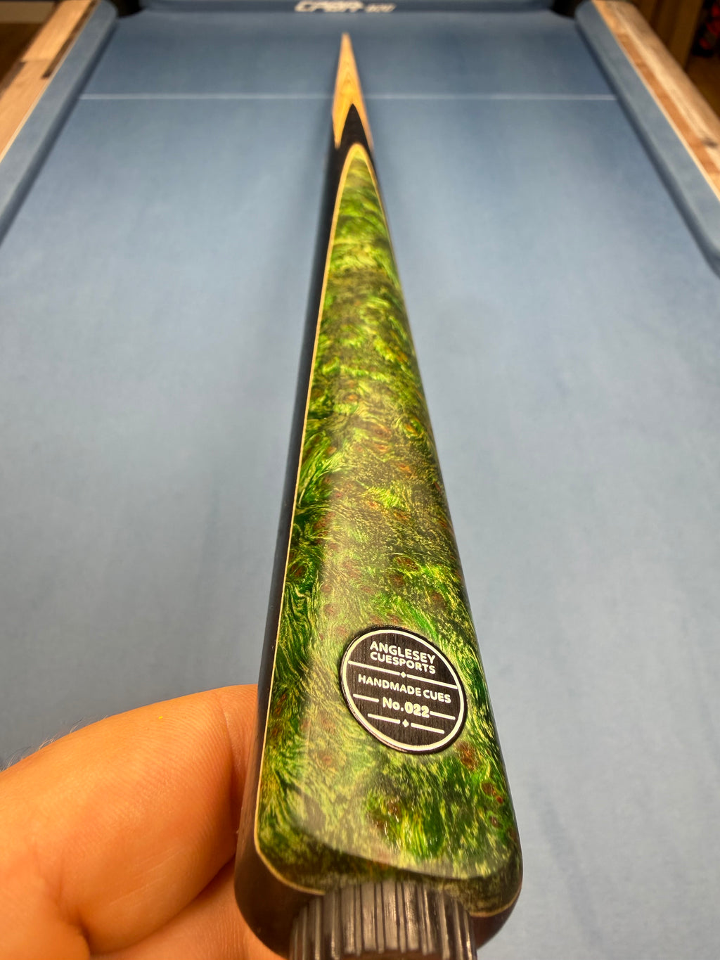 Anglesey Cuesports Green Peacock Cue No.022 - butt close-up showing No.022 badge and green forest resin
