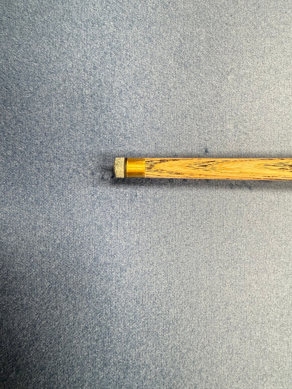 Anglesey Cuesports Green Peacock Cue No.022 - tip and brass ferrule close-up on baize