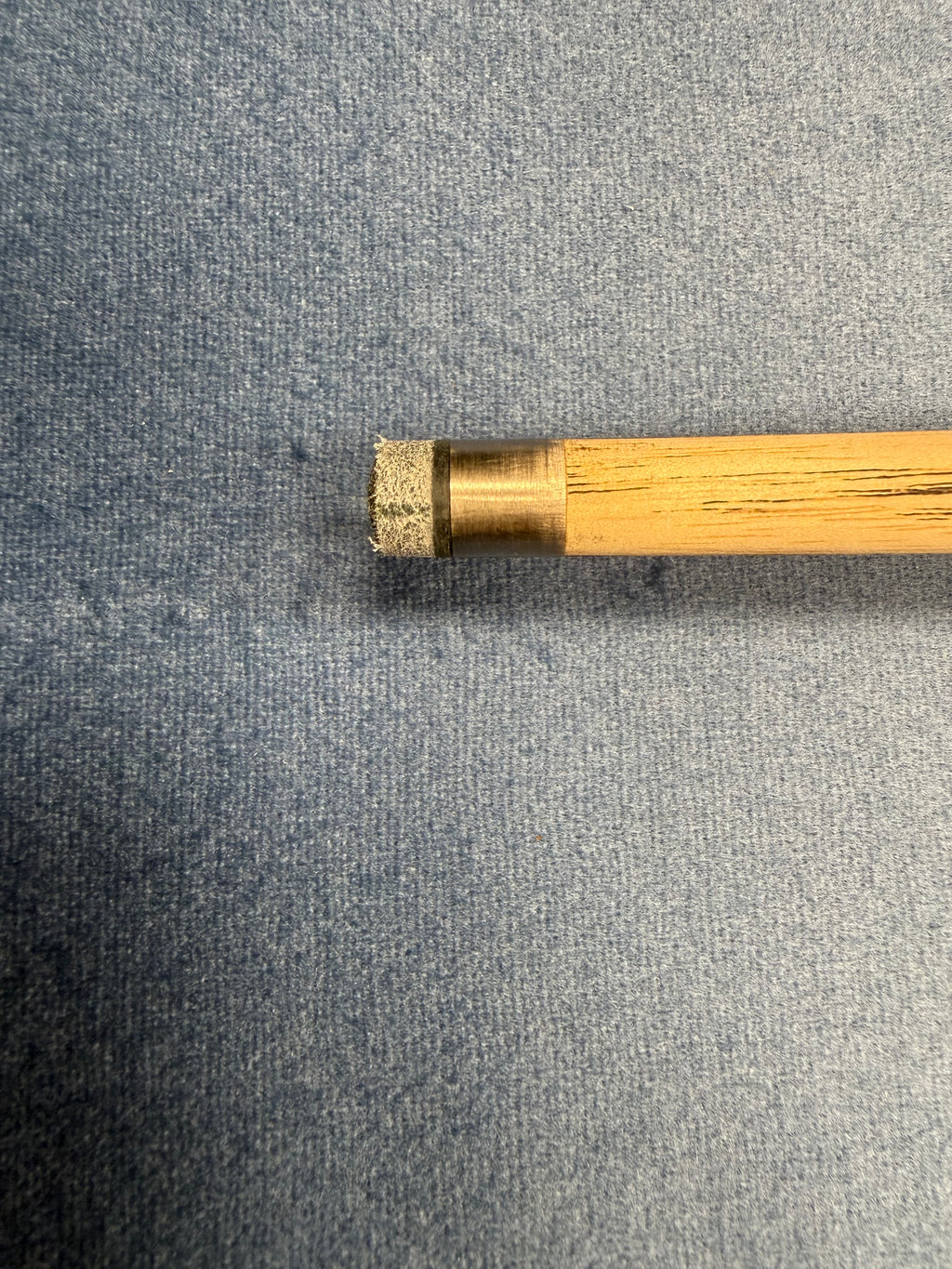 Anglesey Cuesports Dark Tiger Cue No.029 - tip and titanium ferrule close-up on baize