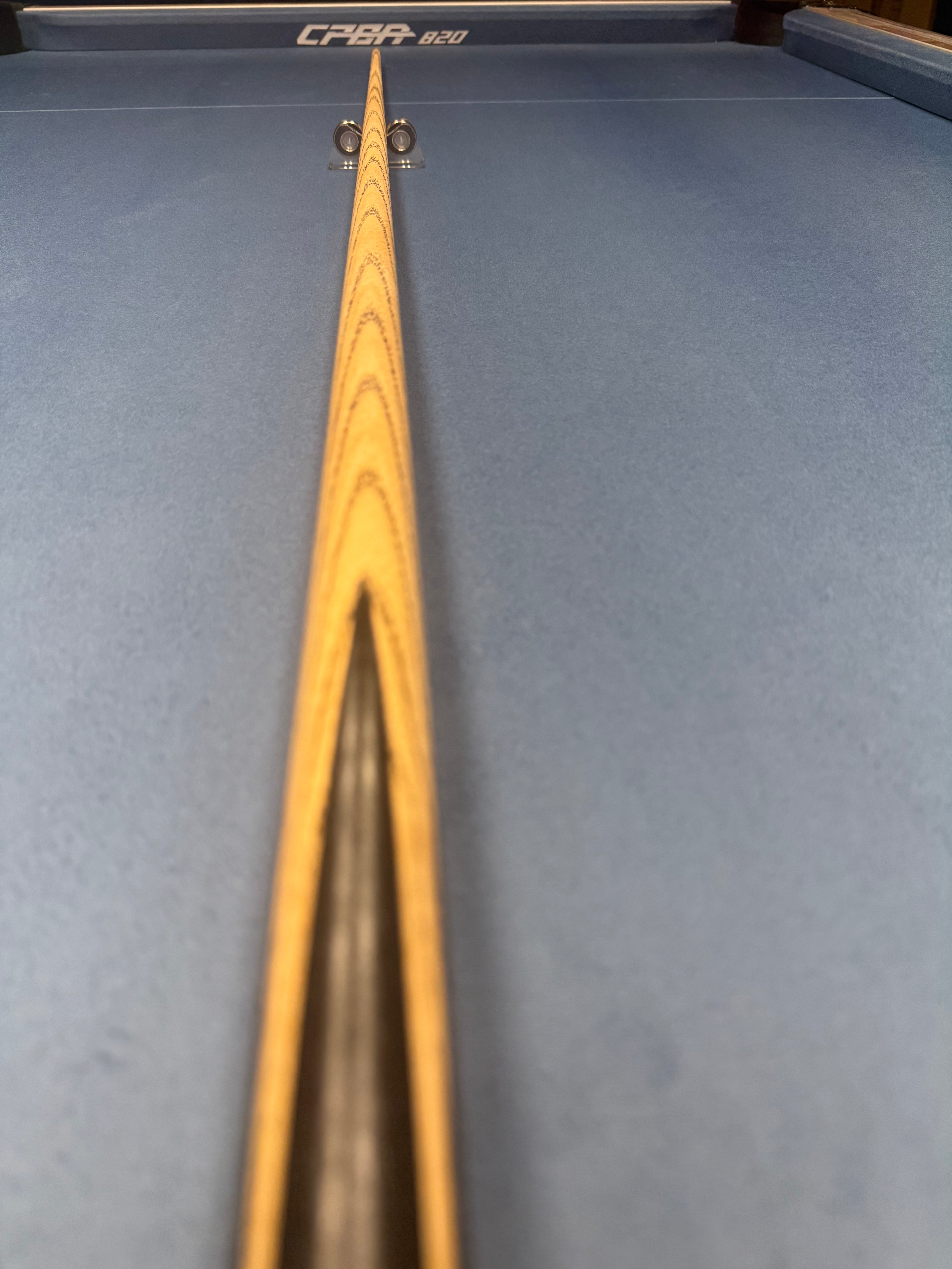 Anglesey Cuesports Crimson Burr Cue No.026 - full length tip end view on table