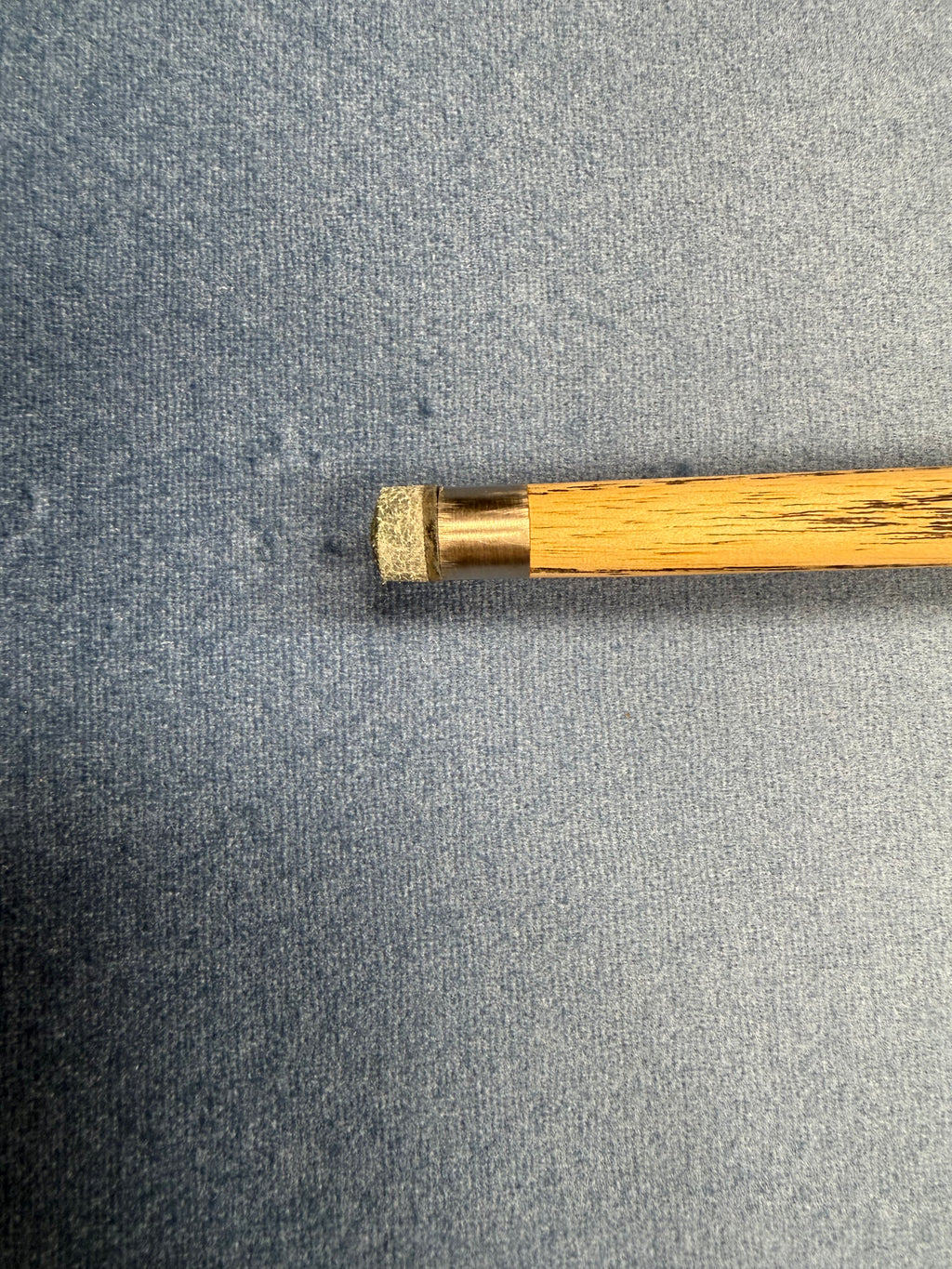 Anglesey Cuesports Crimson Burr Cue No.026 - tip and titanium ferrule close-up on baize