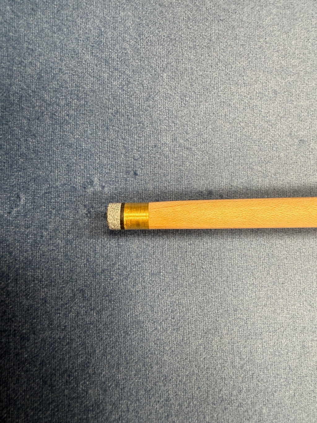 Anglesey Cuesports Purple Haze Burr Cue No.030 - tip and brass ferrule close-up on baize