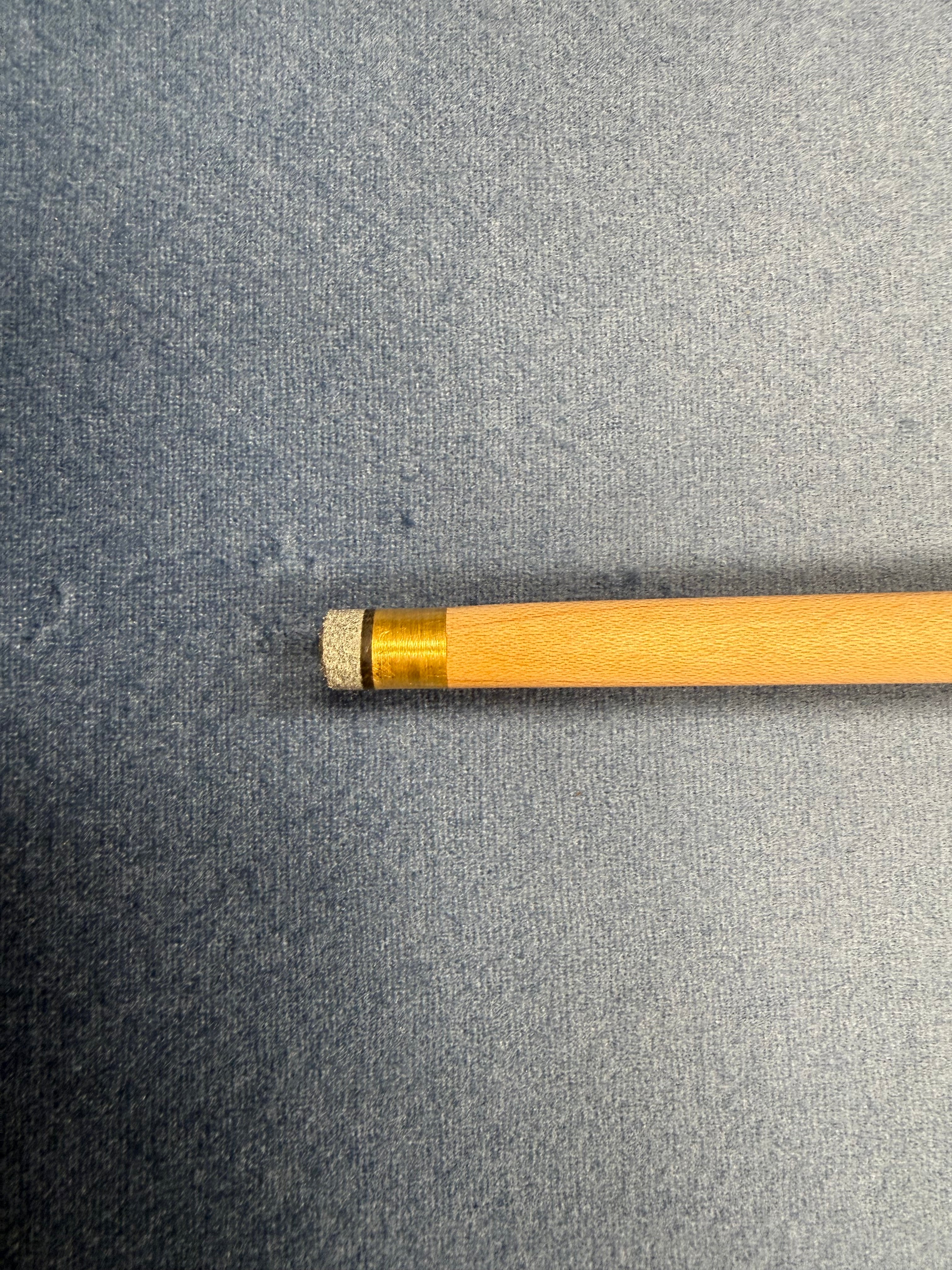 Anglesey Cuesports Purple Haze Burr Cue No.030 - tip and brass ferrule close-up on baize