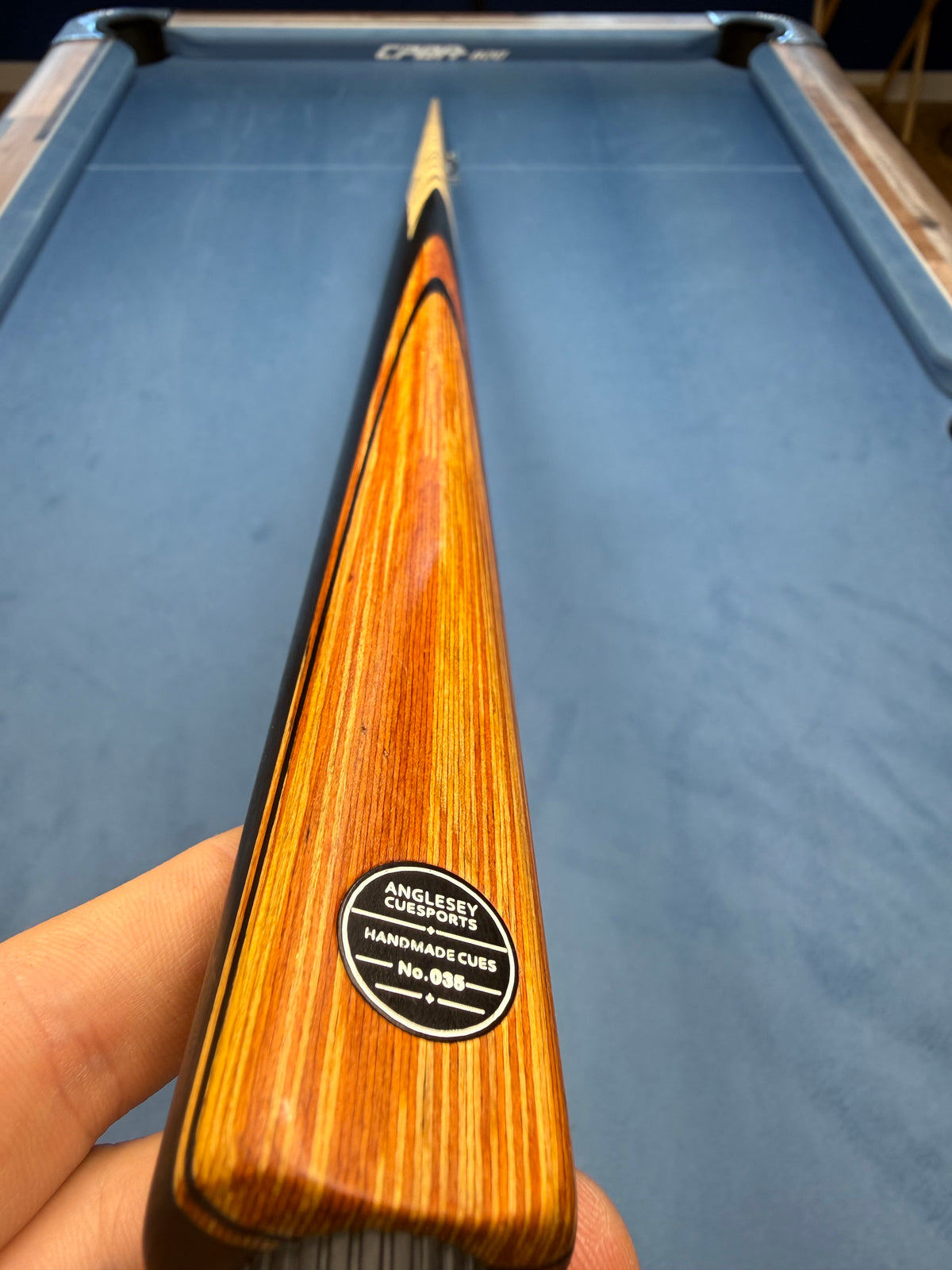 Anglesey Cuesports Handmade Cue No.035 - butt badge close-up