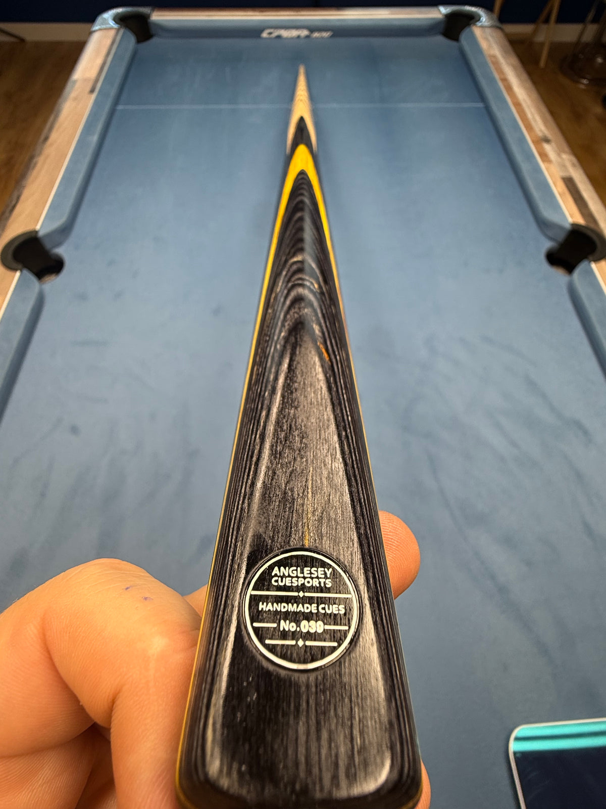 Anglesey Cuesports Handmade Cue No.039 - badge and butt close-up